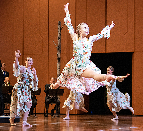 Gonzaga dancers in a ballet class. (GU photo)