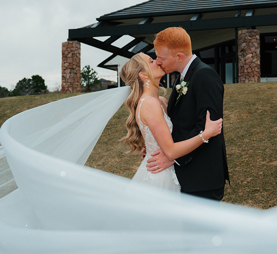 couple at bulldog sculpture